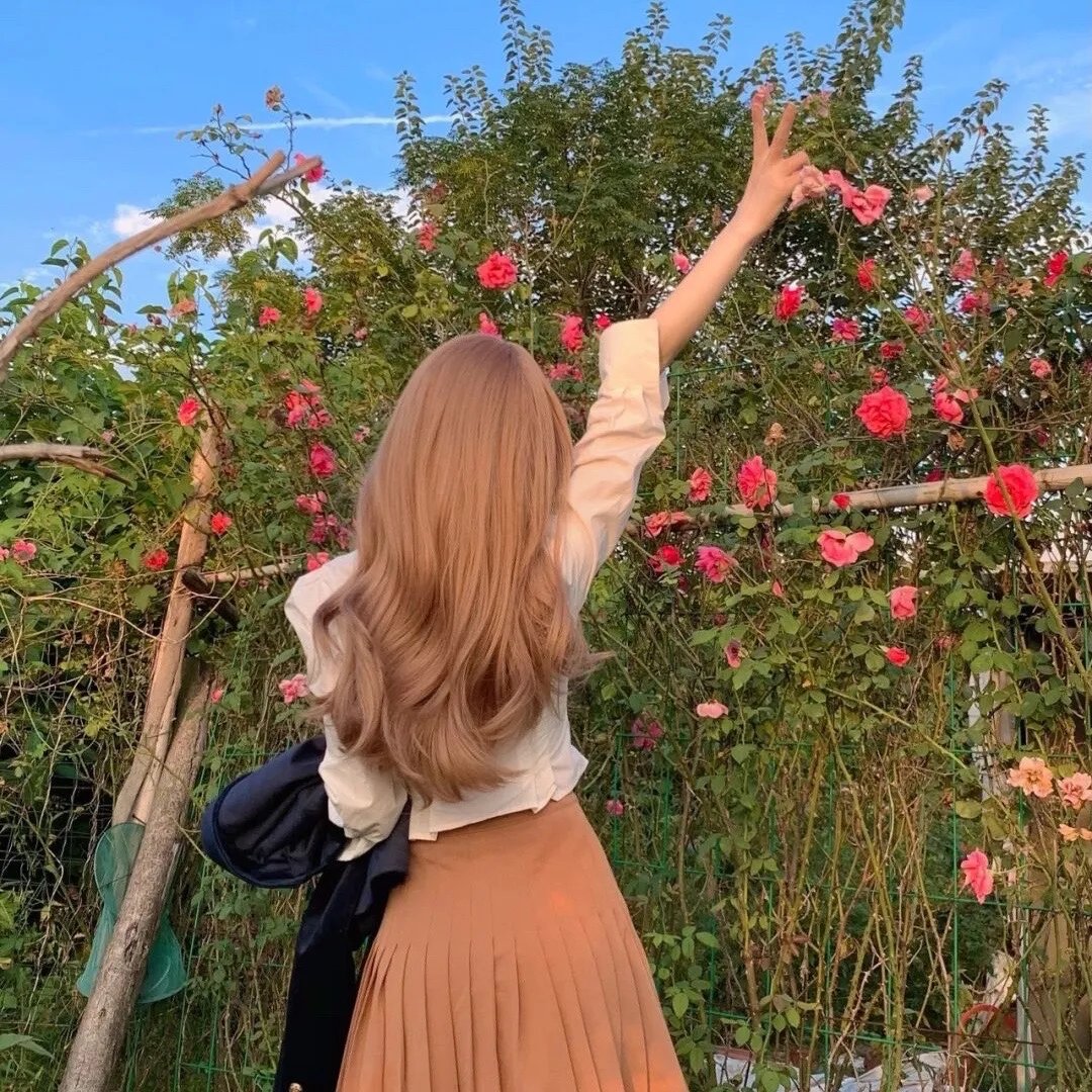 穿黄靴子的女孩